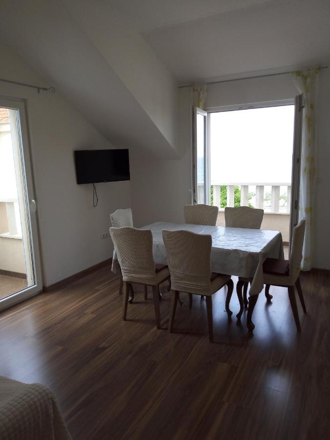 Apartments Zvonimir,Place By The Sea Mirca  Exterior photo