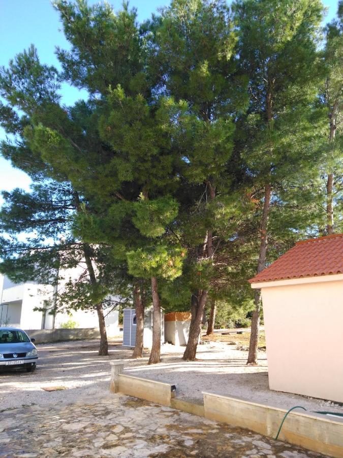 Apartments Zvonimir,Place By The Sea Mirca  Exterior photo