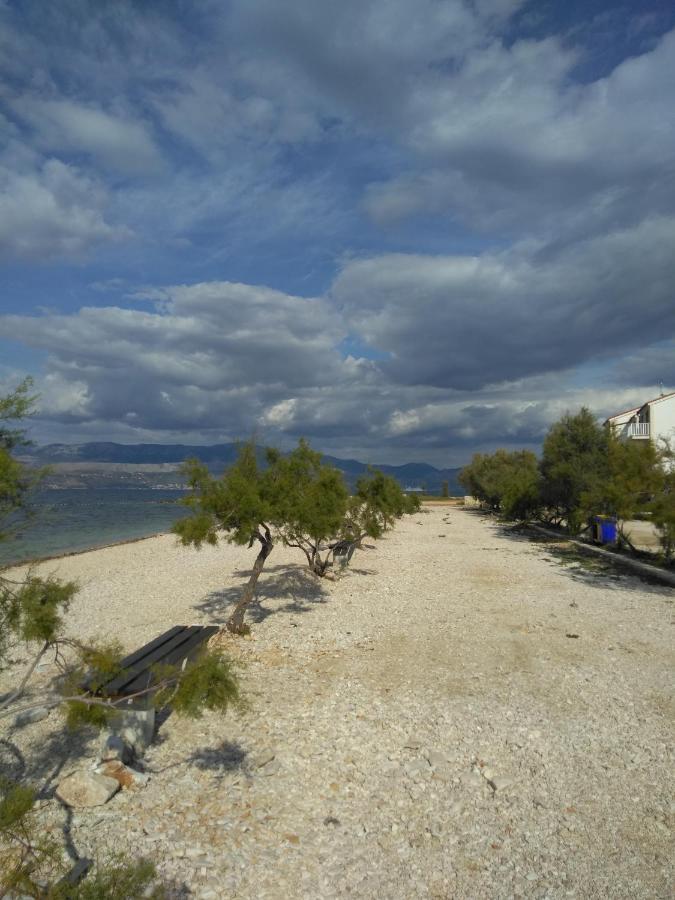Apartments Zvonimir,Place By The Sea Mirca  Exterior photo