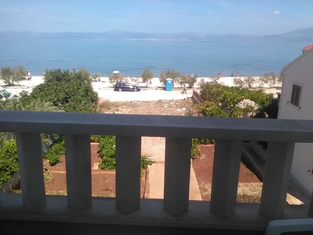 Apartments Zvonimir,Place By The Sea Mirca  Exterior photo