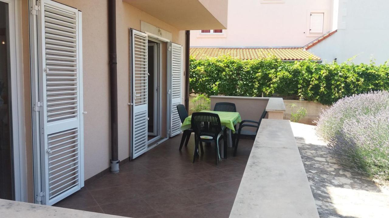 Apartments Zvonimir,Place By The Sea Mirca  Exterior photo